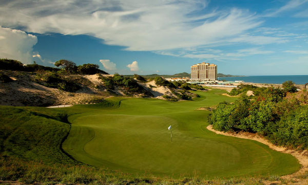 Thành phố biển chứa 'kho báu' từng được định giá 5 tỷ USD của Việt Nam là nơi sở hữu sân golf vừa được vinh danh tốt nhất châu Á