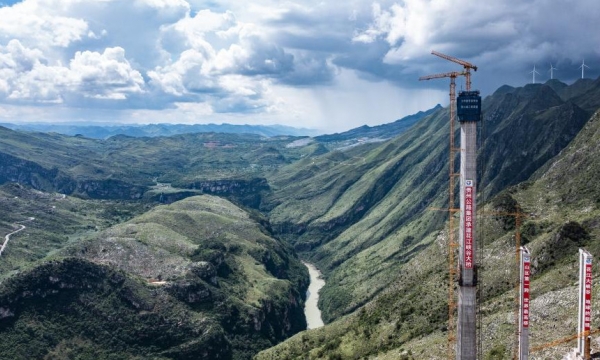 Cầu treo xuyên núi dài gần 3.000m cao nhất thế giới, rút ngắn thời gian di chuyển giữa hai thành phố còn 1 phút