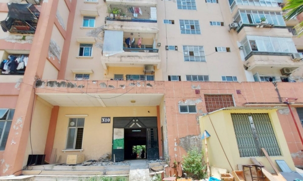 Cơ chế bảo trì 'vướng mắc', nhiều nhà tái định cư ở Hà Nội xuống cấp nghiêm trọng