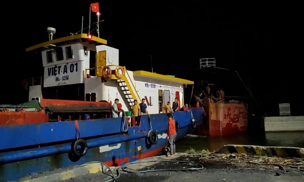 Tàu hàng gặp nạn trên biển, 11 người được cứu hộ