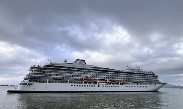 Siêu tàu du lịch của Trung Quốc đưa hơn 700 du khách cập bến thăm Đà Nẵng