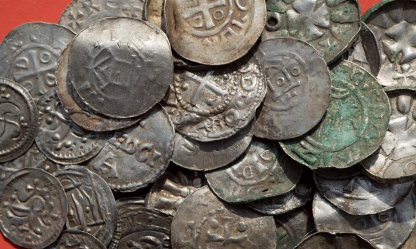 Đào mương, phát hiện 3 kho báu nghìn năm tuổi, bên trong là kho tích trữ đồng xu Slavic lớn nhất từ thời hậu chiến