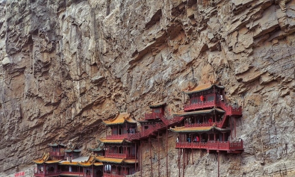 Khám phá ngôi chùa cổ nghìn năm tuổi treo lơ lửng bên vách núi, được mệnh danh là chốn bí ẩn nhất thế giới