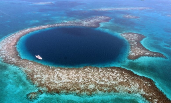 Lỗ hổng ngoài biển lớn nhất hành tinh sâu 124m, bí ẩn như ‘nghĩa địa’ dưới đáy đại dương, lưu giữ hệ sinh thái được UNESCO công nhận là Di sản thế giới