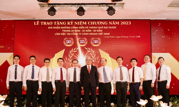 Vedan Việt Nam trao 131 kỷ niệm chương cho nhân viên có thâm niên 20 - 25 - 30 năm.