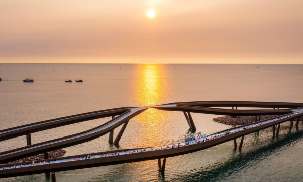 Cây cầu ngay 'thiên đường biển Việt Nam' có tổng lượng kết cấu conson mỗi bên lên tới 400 tấn, mũi cầu sử dụng lớp kính với độ trong suốt lên tới 96%