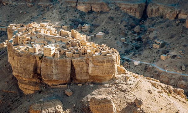 Ngôi làng kỳ lạ xây bằng gạch bùn, nằm trên khối đá cao 150m, dân cư chỉ khoảng 17 người