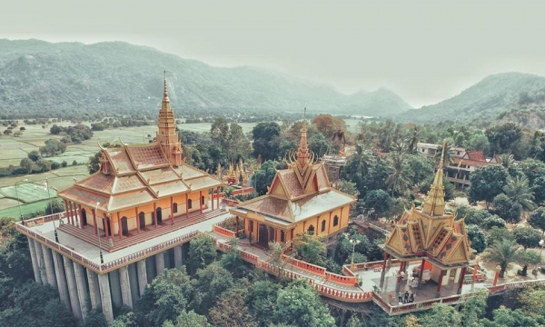 Ngôi chùa Khmer xây bằng đá granit nằm ở độ cao 45m, được ví như chốn ‘bồng lai tiên cảnh’ giữa núi rừng