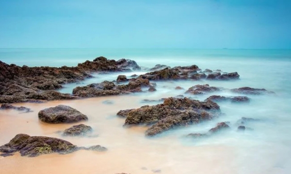 Khám phá bãi đá lạ ở miền Trung dân tình thường gọi ‘Đá Nhảy’, cảnh sắc đẹp như phim, được mệnh danh là tuyệt tác điêu khắc của biển cả