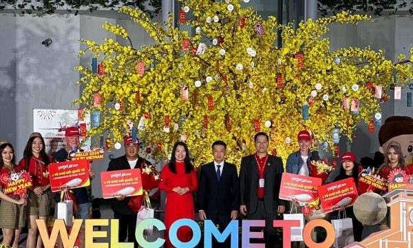 Sân bay Tân Sơn Nhất đón những hành khách quốc tế đầu tiên trong năm mới Giáp Thìn