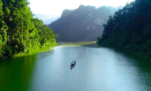Một nơi ở miền núi phía Đông Bắc Việt Nam được ví như 'vịnh Hạ Long' giữa đại ngàn, cảnh sắc thơ mộng, nước trong xanh thấy cả cá nheo khổng lồ nhưng ít người biết đến
