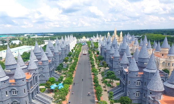 Trường đại học ở miền Tây Việt Nam có kiến trúc như châu Âu rộng 20ha, sở hữu cả công viên giải trí ngay trong khuôn viên