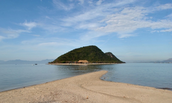 Khám phá hòn đảo có ‘con đường đi bộ trên biển’ với dòng nước hai bên ‘nóng, lạnh’ độc nhất vô nhị ở thành phố du lịch biển nổi tiếng Việt Nam