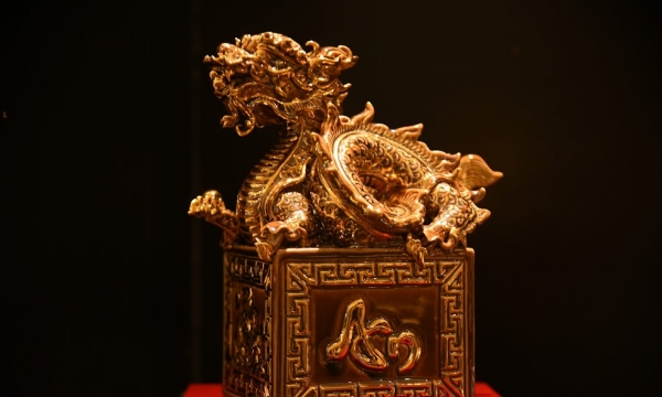 Chiêm ngưỡng siêu phẩm ấn Rồng dát vàng của nghệ nhân Bát Tràng