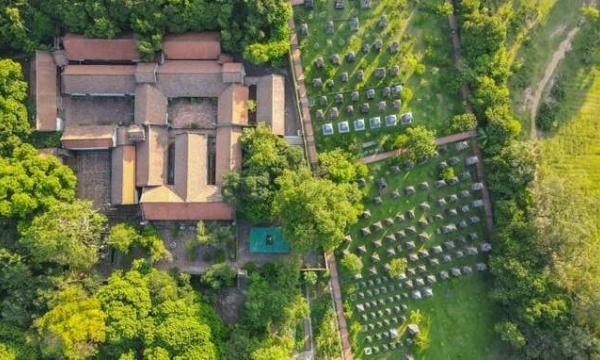 Khám phá ngôi cổ tự rộng hơn 50.000m2, ngự trên đỉnh một ngọn núi cao ở miền Bắc, nổi tiếng với vườn tháp chôn giữ tro cốt của hơn 1.000 tăng, ni lớn nhất Việt Nam