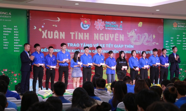 Trao tặng 300 vé xe về quê đón Tết cho sinh viên Đà Nẵng