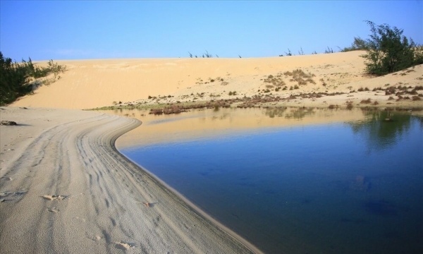 Về một tỉnh miền Trung Việt Nam khám phá ‘hồ nước không đáy’, được ví như một ốc đảo nằm giữa những đồi cát trắng trải dài