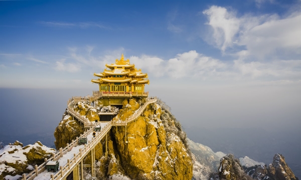 Đền thờ dát vàng nằm cheo leo trên đỉnh núi hơn 2.000m, phải leo hàng trăm bậc thang dựng thẳng đứng mới tới nơi