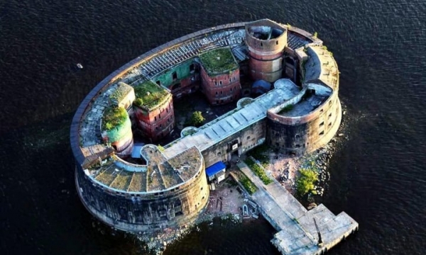 Pháo đài cổ nổi lên giữa mặt biển chứa đầy những bí mật kéo dài hàng thập kỷ, nổi bật với kiến trúc độc đáo hình oval có sức chứa lên tới 1.000 người