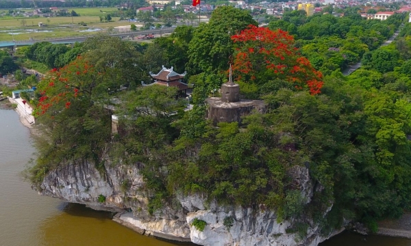 Ngọn núi chỉ cao 100m nằm giữa ngã ba sông ở miền Bắc Việt Nam, được ví như ‘cảnh tiên chốn trần gian’ và là nơi hiếm hoi lưu giữ nhiều áng văn cổ trong gần 7 thế kỷ
