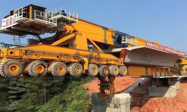Cỗ máy nặng 580 tấn dài gần trăm mét, được ví như ‘quái vật sắt’ khi xây dựng một cây cầu chỉ trong vài ngày