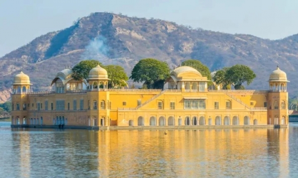 Ngỡ ngàng kỳ quan cung điện tráng lệ nằm giữa hồ, được xây dựng từ thế kỷ 18 ở một nước châu Á