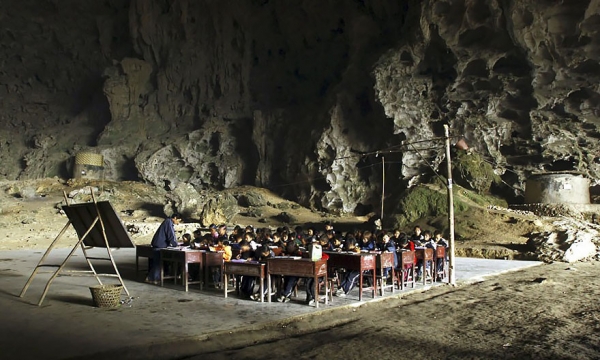 Ngôi làng kỳ lạ nằm ở độ cao 1.800m, khép kín trong hang động sâu 200m, chứa cả trường học, sân bóng rổ và ‘khu du lịch sinh thái’