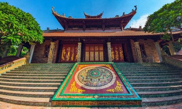Ngôi chùa được xây dựng từ thời nhà Trần ở miền Bắc Việt Nam, nổi tiếng với 78 pho tượng được làm hoàn toàn từ gốm sứ bởi những nghệ nhân nổi tiếng trong làng