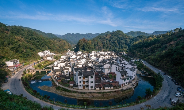 Ngôi làng tròn độc đáo được bao quanh bởi sông và núi, không có cửa hàng, nhà hàng hay khách sạn