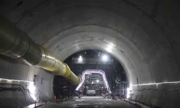 Hầm cao tốc xuyên núi 22km dài nhất thế giới được đào bởi cỗ máy 2.000 tấn, áp dụng phương pháp xây dựng 3 lỗ và 4 trục dọc