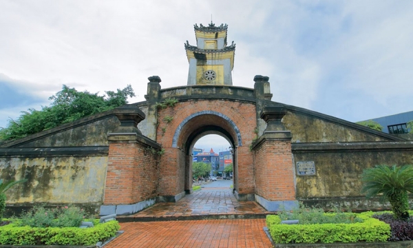Công trình kiến trúc quân sự cổ được xây dựng dưới thời chúa Nguyễn Phúc Nguyên, nằm tại một tỉnh miền Trung Việt Nam