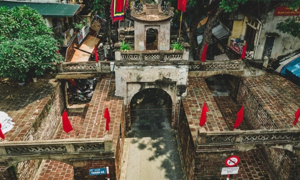 Cửa ô duy nhất còn tồn tại ở Hà Nội đến nay đã hơn 200 tuổi, xây dựng theo kiểu vọng lầu, được Mỹ tài trợ 74.500 USD bảo tồn di tích