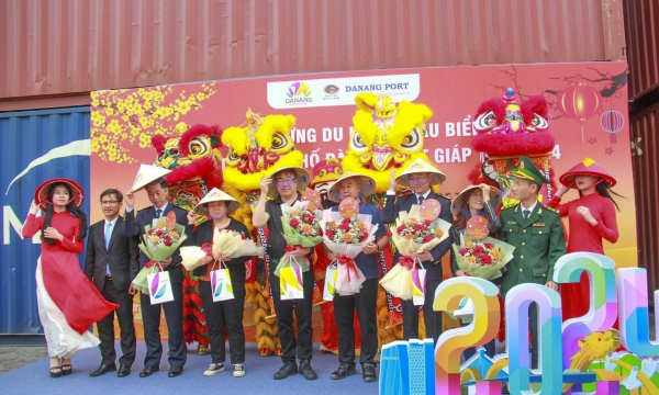 Tàu du lịch 5 sao Dream Cruise đưa hơn 1000 du khách đến xông đất Đà Nẵng.