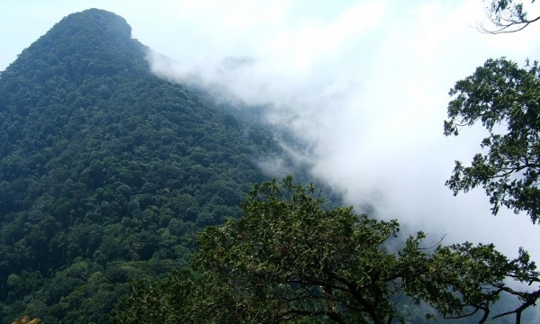 Khám phá ngọn núi có hình dạng độc lạ nổi tiếng linh thiêng nhất Việt Nam, hiện đang thờ vị thần đứng đầu ‘tứ bất tử’