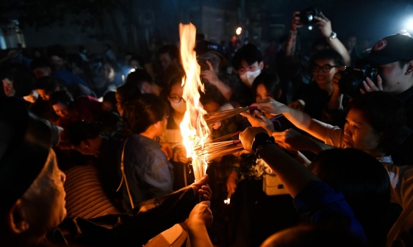 Hà Nội: Người dân hồ hởi xin lửa lấy “đỏ” đầu năm mới ở làng An Định