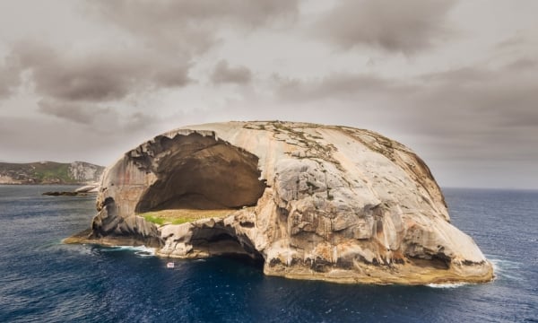 Hòn đảo ‘sọ người’ bí ẩn nằm giữa biển khơi chứa hang động khổng lồ sâu 60m, chỉ 9 người từng đặt chân tới