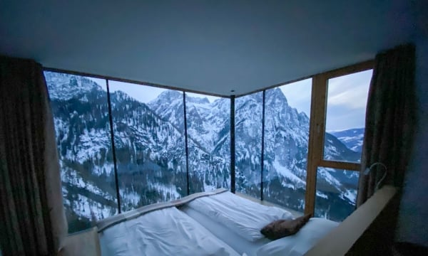Căn phòng khách sạn có ‘tầm nhìn đẹp nhất thế giới’ nằm cạnh vực thẳm đầy tuyết, phải đợi 2 năm mới đến lượt ở