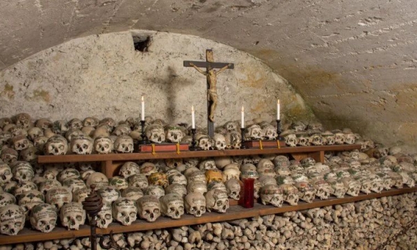 Rùng rợn ngôi nhà hàng trăm hộp sọ tại làng cổ chỉ có 1.000 người sinh sống, được UNESCO công nhận là Di sản