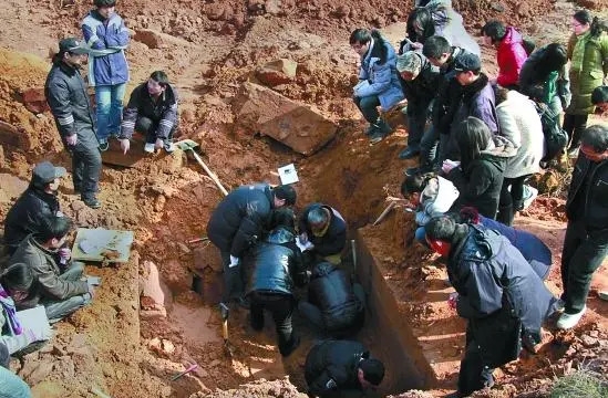 Phong tỏa cả ngọn núi do đứa trẻ phát hiện ‘thanh sắt gỉ’ khi đang chơi trốn tìm, chuyên gia vào cuộc, khai quật được 48 ngôi mộ nghìn năm tuổi
