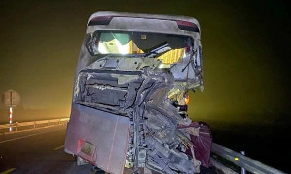 Khắc phục hậu quả vụ tai nạn giao thông đặc biệt nghiêm trọng trên tuyến cao tốc Cam Lộ - La Sơn