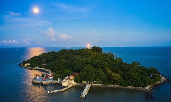 Khu rừng cây cổ thụ lớn nhất Việt Nam nằm trên hòn đảo chỉ rộng hơn 1km2 ở miền Bắc, nổi tiếng với câu chuyện về vị thần thiêng trấn giữ vùng đảo độc