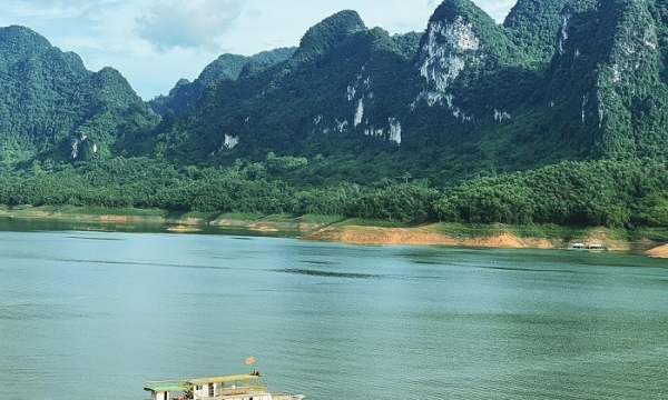 Phát hiện một vịnh đẹp như tranh nằm giữa lòng hồ nước nhân tạo lớn nhất Việt Nam, cảnh đẹp hút mắt, chim bướm bay rợp trời