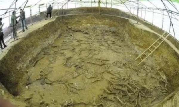 Khai quật một ngôi mộ cổ phát hiện hài cốt của gần 100 kẻ trộm mộ: Các nhà khảo cổ xác định lý do bỏ mạng vì rơi vào một cạm bẫy hiểm độc
