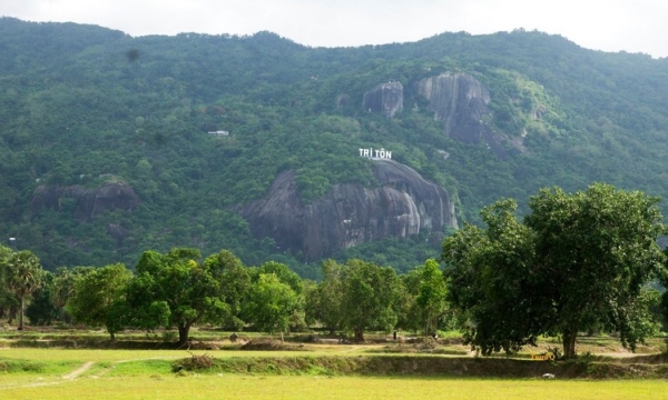 Ngọn núi cao hơn 600m có tảng đá phát ra tiếng chuông chùa, được mệnh danh đẹp nhất cụm Thất Sơn