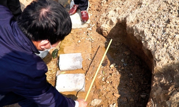 Thuê máy xúc đào móng xây kè, vô tình phát hiện vật báu này trong vườn nhà một lão nông ở miền Bắc Việt Nam