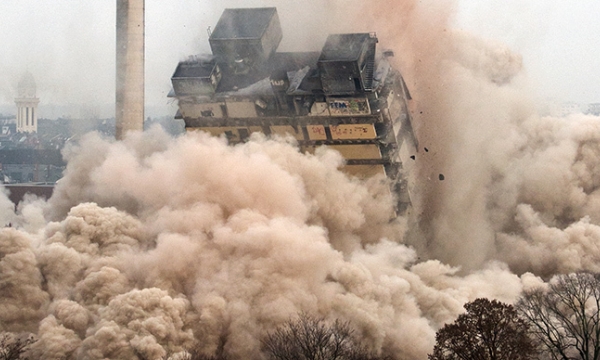 Phá dỡ tòa nhà 50.000 tấn trong vài giây, huy động công nhân khoan 1.500 lỗ để nhét 950kg thuốc nổ, thu hút 10.000 người theo dõi