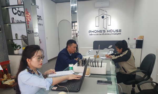 Quảng Bình phát hiện 2 cơ sở kinh doanh điện thoại di động nhập lậu