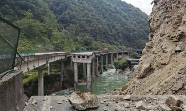 Núi đá đổ sập, một cây cầu trên đường cao tốc lập tức gãy đôi, giao thông bị ngăn chặn, chính quyền vào cuộc xử lý khẩn cấp