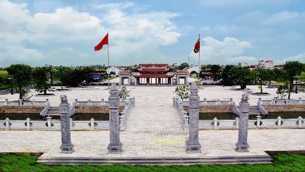 Đô thị ven biển đầu tiên trong lịch sử Việt Nam dưới triều đại thịnh trị, xây dựng hệ thống cung điện, thương cảng với quy mô sầm uất