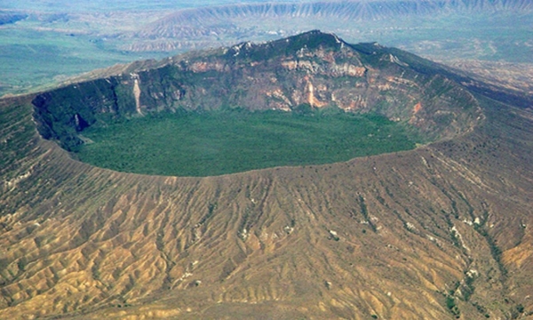 Phát hiện khu rừng rậm đẹp như phim nằm trong miệng núi lửa cao gần 3.000m